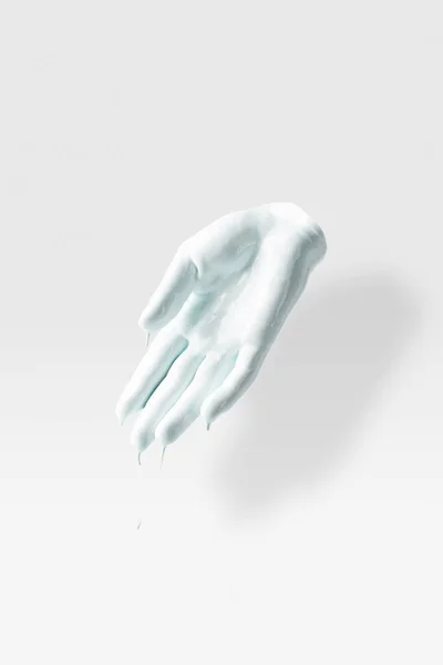 Скульптура у формі людської руки в білій фарбі на білому — стокове фото