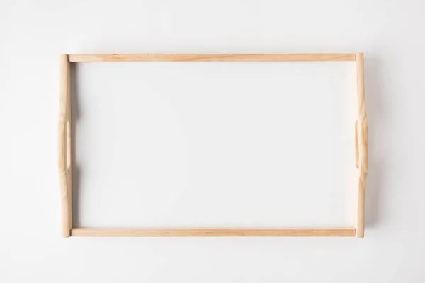 Vue du dessus du plateau vide sur la table blanche — Photo de stock