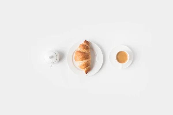 Vue de dessus de tasse de café et croissant pour le petit déjeuner sur surface blanche — Photo de stock