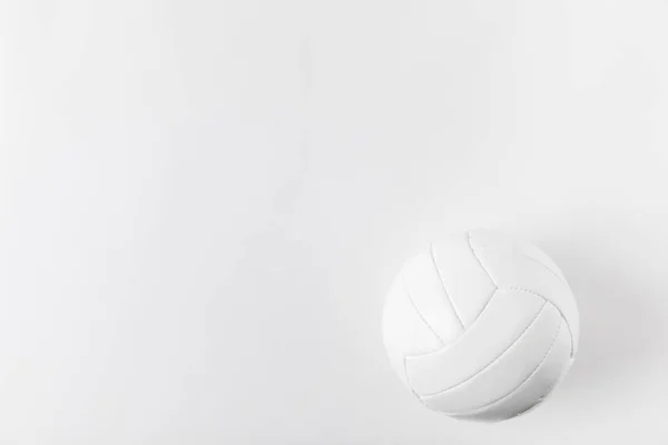 Vista superior da bola de vôlei na superfície branca — Fotografia de Stock