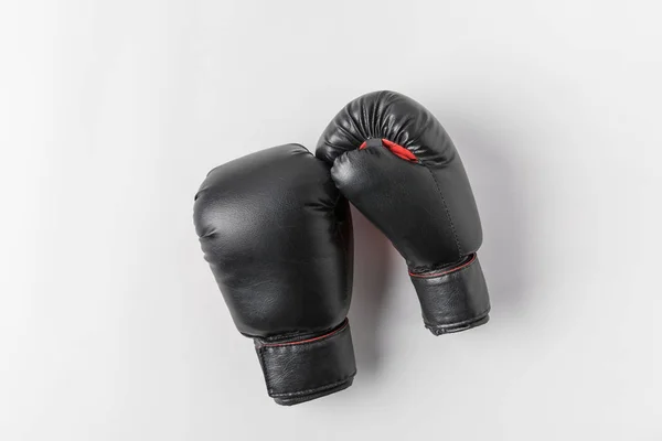 Вид сверху боксерских перчаток на белом столе — стоковое фото