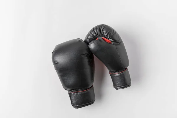 Vue du dessus des gants de boxe sur plateau blanc — Photo de stock