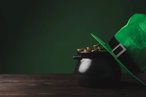 Pote de moedas de ouro e chapéu verde na mesa, st patricks conceito dia — Fotografia de Stock