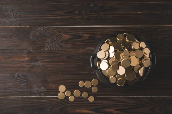 Draufsicht auf Topf mit Goldmünzen auf Holztisch, st patricks day concept — Stockfoto