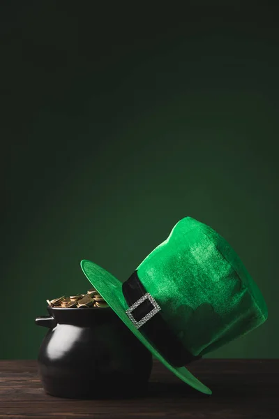 Pot of golden coins and green hat on table, st patricks day concept — Stock Photo