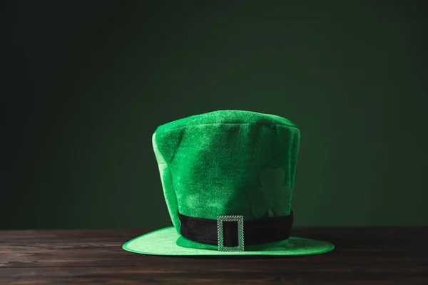 Зеленая шляпа на деревянном столе, День святого Патрика — стоковое фото