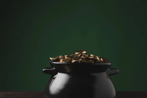 Olla de monedas de oro en la mesa de madera en verde, San Patricio concepto de día — Stock Photo