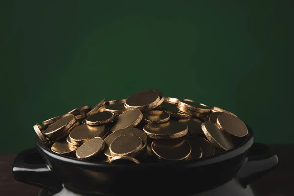 Close up de moedas de ouro no pote, st patricks conceito dia — Fotografia de Stock