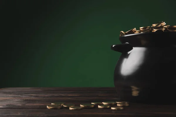 Pièces d'or en pot et sur table en bois, st patricks concept de jour — Photo de stock