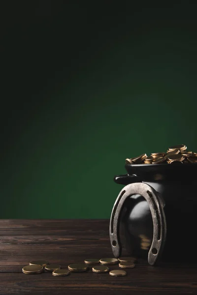 Pote com moedas de ouro e ferradura na mesa, st patricks conceito dia — Fotografia de Stock