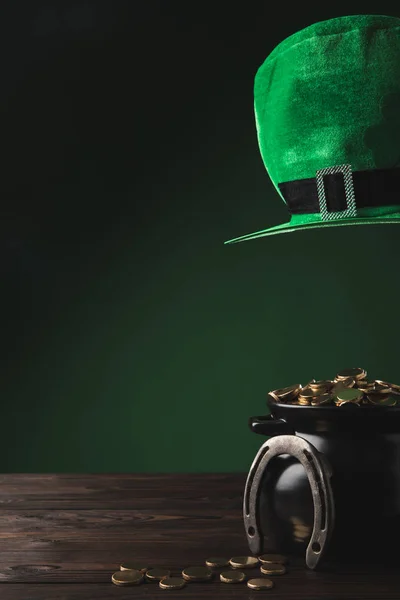 Горшок с золотыми монетами, подкова и зеленая шляпа, день святого Патрика концепции — стоковое фото