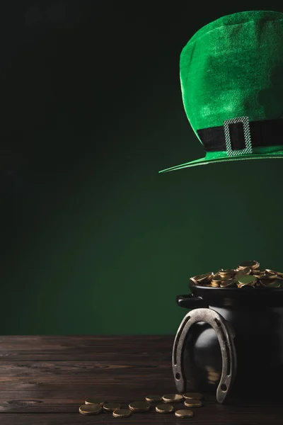 Pote com moedas de ouro, ferradura e chapéu verde, st patricks conceito dia — Fotografia de Stock