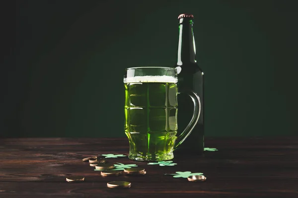 Glas Grünbier mit Shamrock und Goldmünzen auf dem Tisch, st patricks day concept — Stockfoto