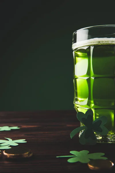 Glas Grünbier mit Shamrock und Goldmünzen auf dem Tisch, st patricks day concept — Stockfoto