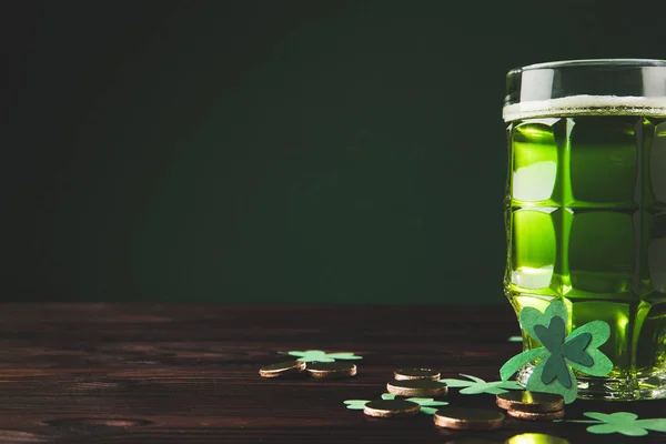 Verre de bière verte avec trèfle et pièces d'or sur la table, st patricks concept de jour — Photo de stock