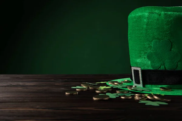 Grüner Hut mit Goldmünzen und Shamrock auf Holztisch, st patricks day concept — Stockfoto