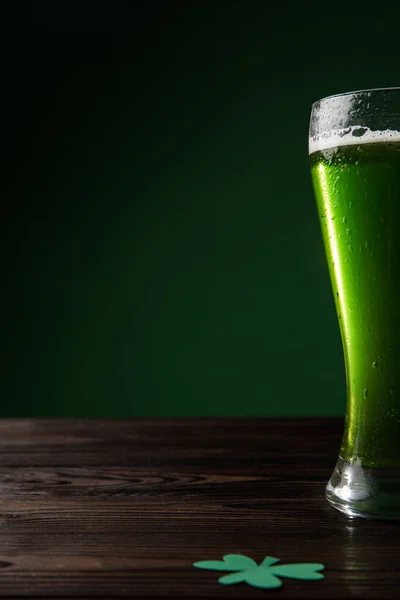 Verre de bière verte avec trèfle sur la table, st patricks concept de jour — Photo de stock