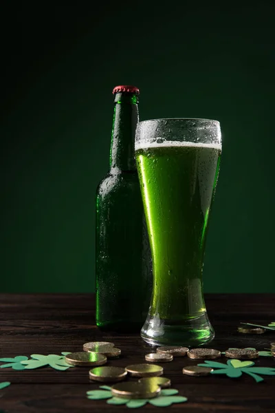 Vaso de cerveza verde y botella en la mesa, San Patricio concepto de día - foto de stock