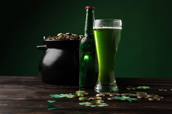 Pot avec des pièces et de la bière verte sur la table, st patricks concept de jour — Photo de stock