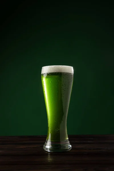 Copo de cerveja verde na mesa, st patricks conceito dia — Fotografia de Stock
