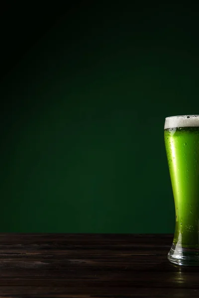 Стакан зеленого пива на деревянном столе, день святого Патрика — стоковое фото