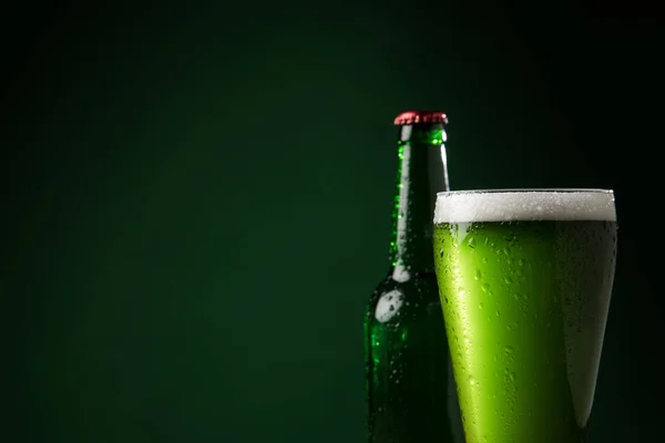 Скляна пляшка і склянка зеленого пива, концепція дня Св. — стокове фото