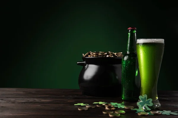 Горшок с золотыми монетами и зеленым пивом на столе, день святого Патрика концепции — стоковое фото