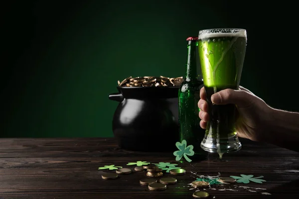 Imagen recortada del hombre sosteniendo vaso de cerveza fresca verde, concepto de día de San Patricio - foto de stock