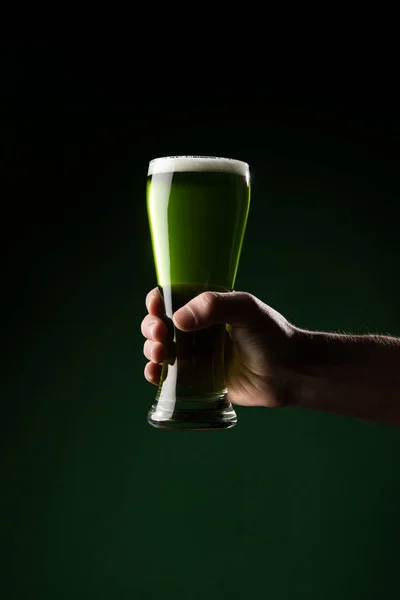 Обрізане зображення людини, що тримає склянку зеленого пива, концепція святкового дня — стокове фото