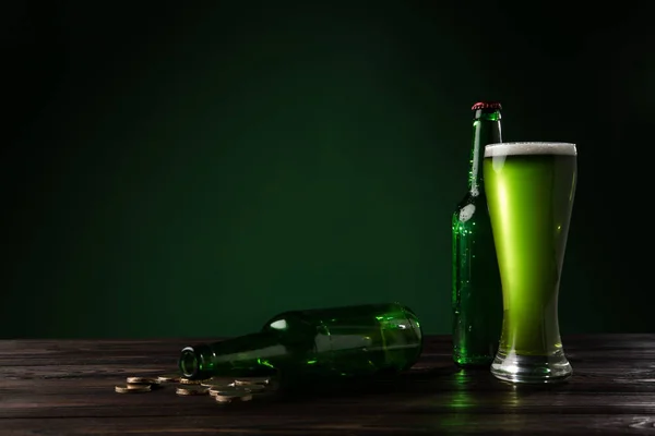 Glasflaschen und Glas Grünbier auf Holztisch, st patricks day concept — Stockfoto