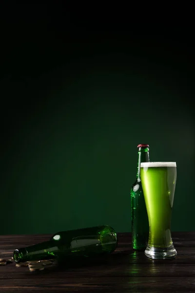 Botellas de vidrio y vidrio de cerveza verde en la mesa, San Patricio concepto de día - foto de stock