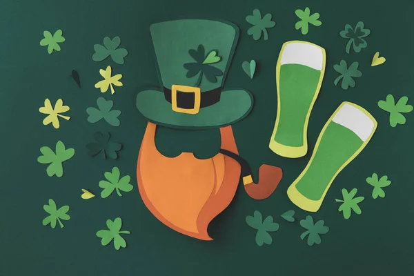 Vue du dessus de la décoration en papier de fumer leprechaun avec de la bière verte pour st patricks jour isolé sur vert — Photo de stock