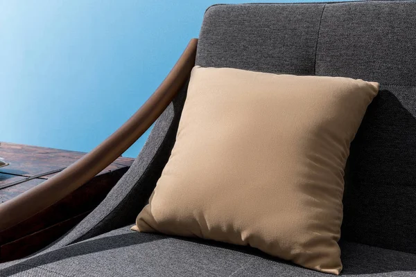 Gros plan de l'oreiller couché sur un canapé confortable — Photo de stock