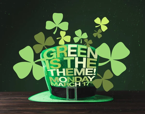 Vue rapprochée du chapeau vert sur la surface en bois et vert est le thème, lundi, mars 17 lettrage — Photo de stock