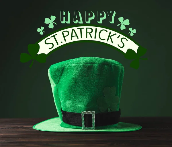 Close up view of green hat on wooden surface and happy st patricks lettering — Stock Photo