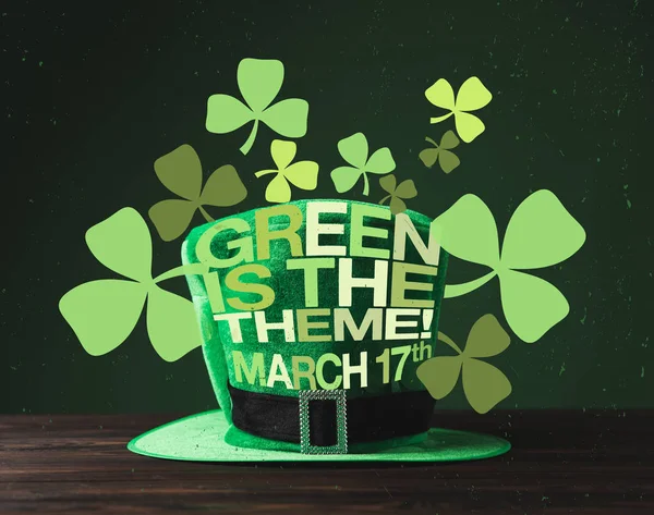 Vue rapprochée du chapeau vert sur la surface en bois et vert est le thème, mars 17 lettrage — Photo de stock