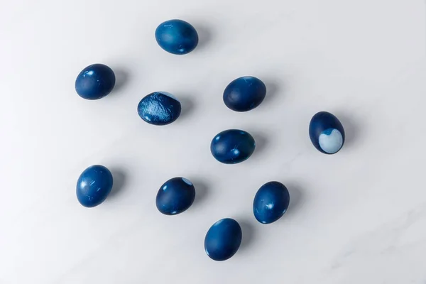 Vista superior de ovos de páscoa pintados de azul na mesa de mármore — Fotografia de Stock