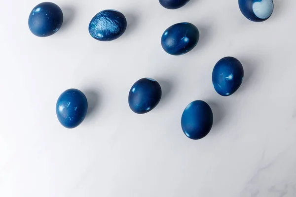 Vista superior de huevos de Pascua pintados de azul en la superficie blanca — Stock Photo