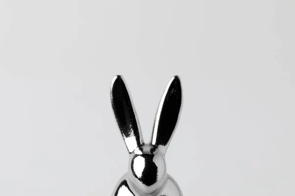 Estatuilla de plata de conejo de Pascua aislado en blanco - foto de stock