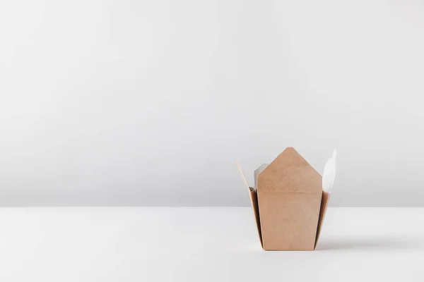 Une boîte à nouilles sur table blanche — Photo de stock