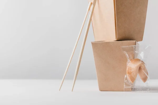 Boîtes de nouilles avec baguettes et biscuit chinois sur la table — Photo de stock