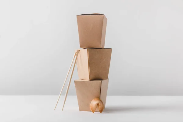 Noodles boxes with chopsticks and chinese fortune cookie — Stock Photo