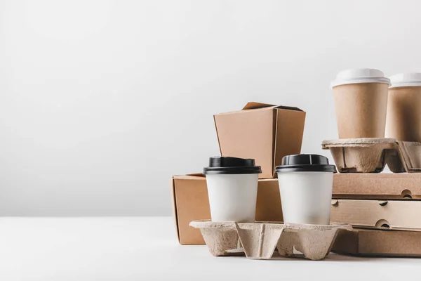 Cajas de pizza y café para llevar con cajas de fideos en la mesa — Stock Photo