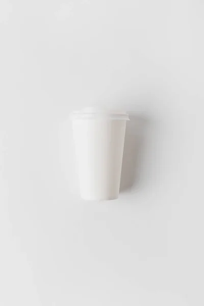 Верхний вид кофе в бумажной чашке на белом — стоковое фото