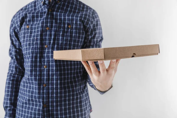 Imagem cortada de correio segurando caixa de pizza isolada em branco — Fotografia de Stock