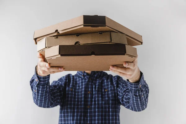 Кур'єр тримає паперові коробки для піци ізольовані на білому — стокове фото