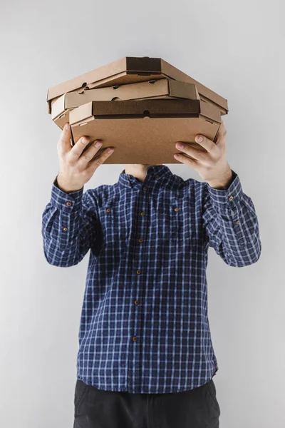 Kurier hält Pizzakartons isoliert auf weißem Grund — Stockfoto