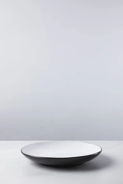 Plate placed on white surface, minimalistic conception — Stock Photo