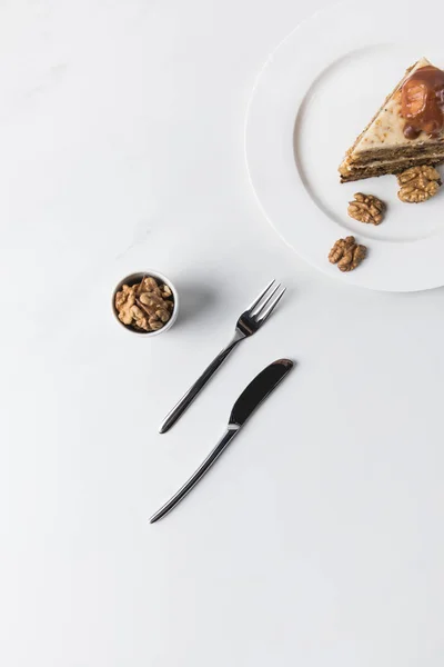 Von oben auf Teller, Walnüsse und Besteck — Stockfoto