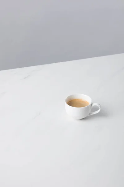 Blick auf Tasse mit Kaffee auf weißer Oberfläche — Stockfoto
